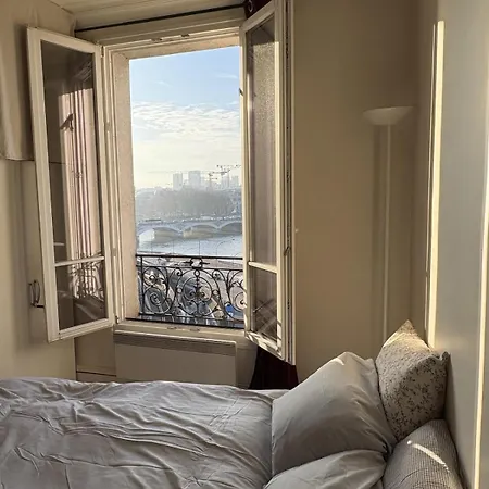 Sunny With Seine View Appartamento Parigi